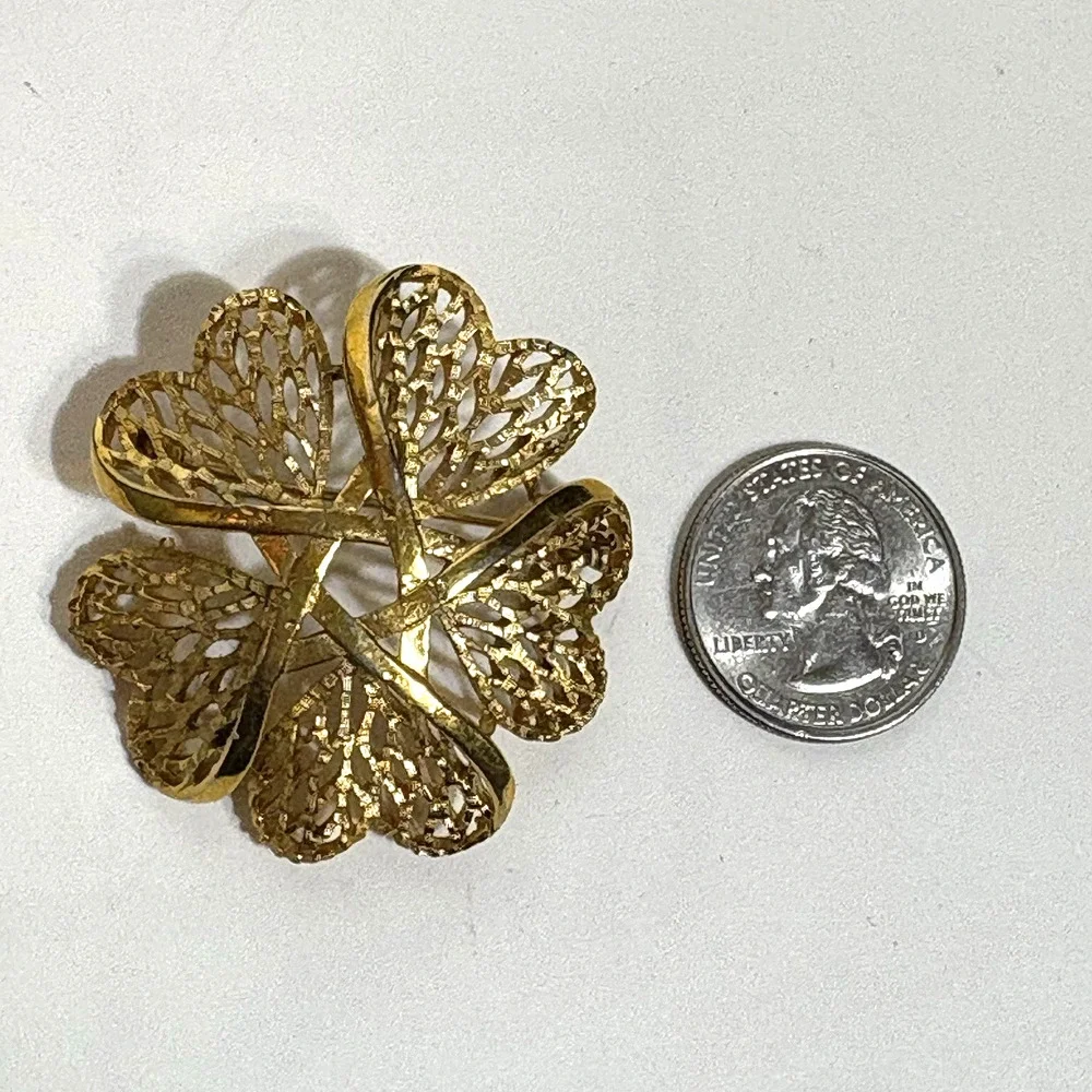 Vintage Signed TRIFARI Goldtone Textured Flower Star Shape Pin Brooch MCM Retro